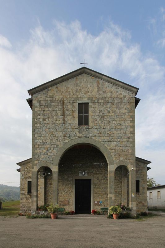 La chiesa con il portico a tre arcate e la croce sulla facciata
